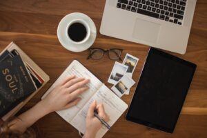 Jak wykorzystać zdobyte umiejętności w branży marketingowej po studiach?