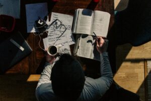 Czy znaczenie stopnia naukowego wpływa na szanse zatrudnienia po studiach?
