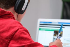 Czy warto podjąć studia z zakresu sztuki performatywnej?